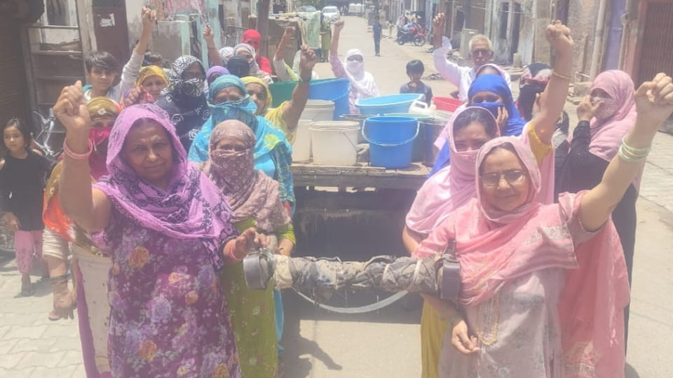 People are upset due to shortage of drinking water in Agra