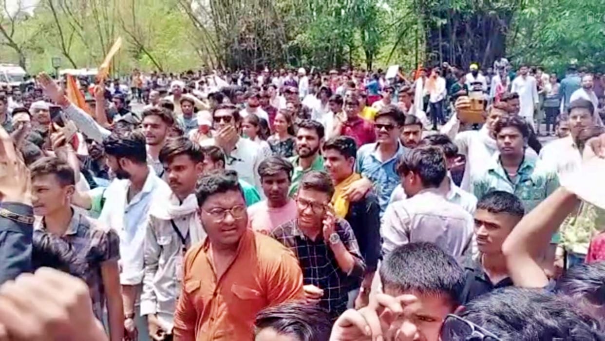 ABVP gheraoed Vikram University in Ujjain with 16 demands