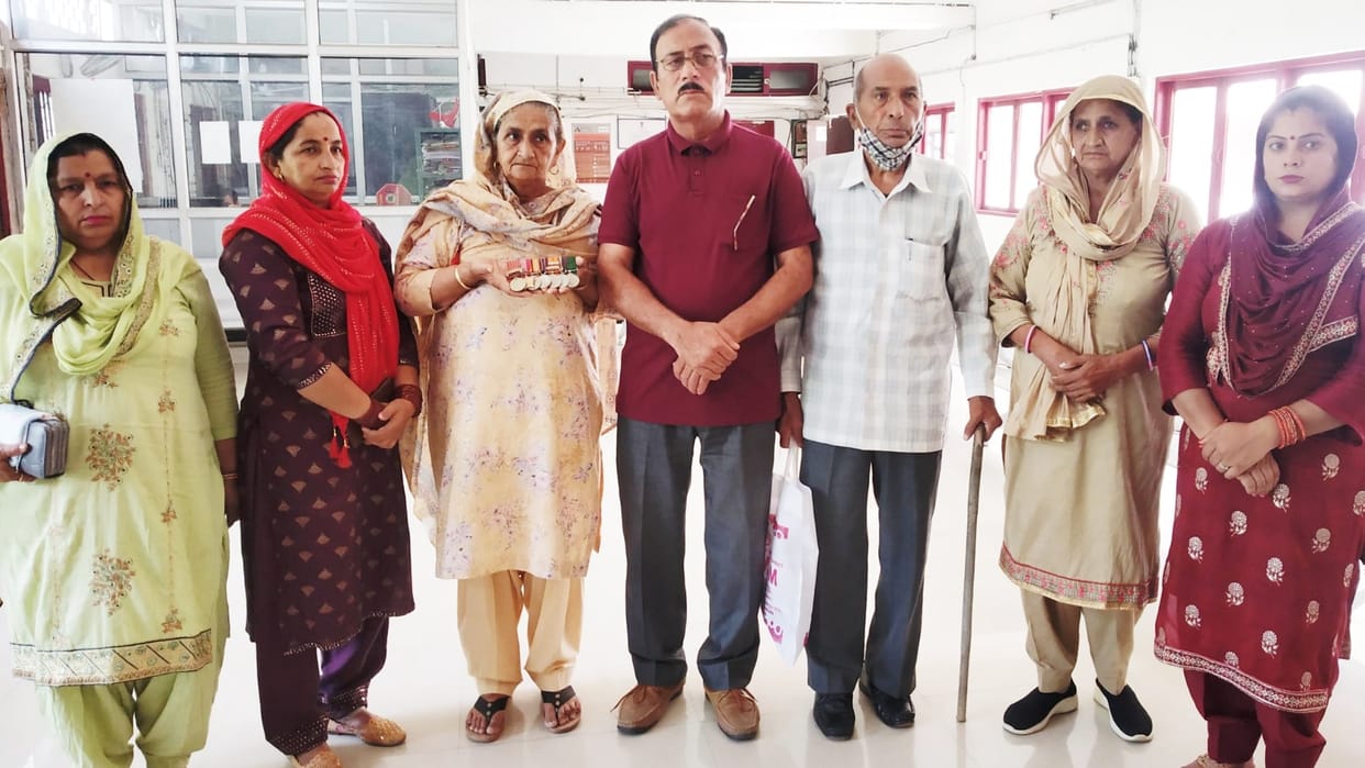 hamirpur news  families of ex servicemen return medal to dc hamirpur villagers protested due to no road