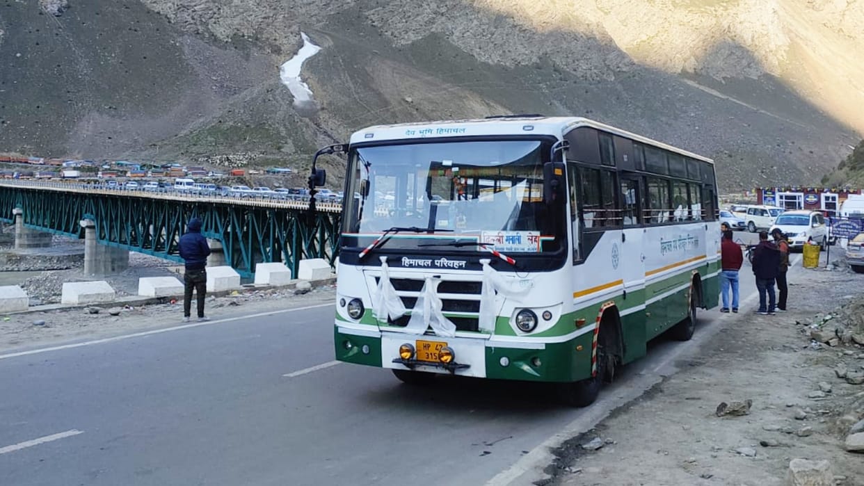 HRTC Leh Delhi bus started from keylong today first day 20 passengers travelled