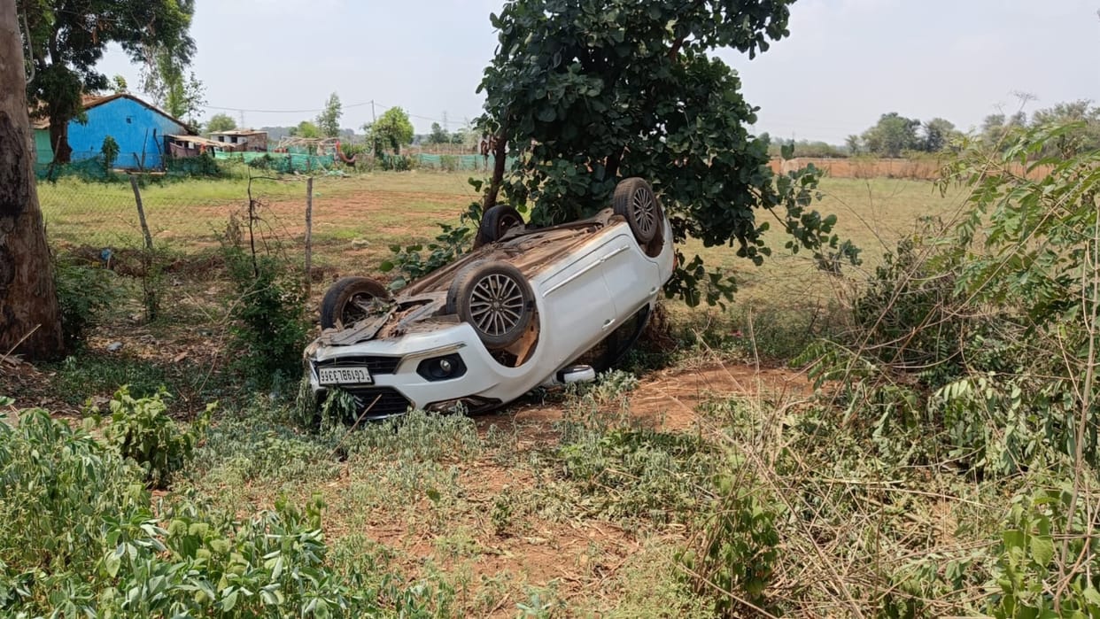 Former municipal commissioner car overturned while trying to save cattle in Jagdalpur