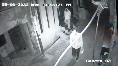 Theft of lakhs by breaking the lock of a closed house