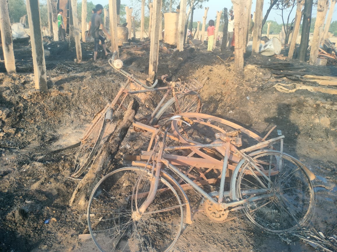 Ballia fire incident in pictures: someone is giving consolation to the crying and someone is picking rice from