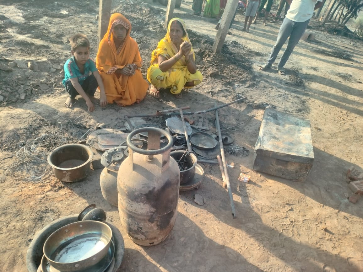 Ballia fire incident in pictures: someone is giving consolation to the crying and someone is picking rice from