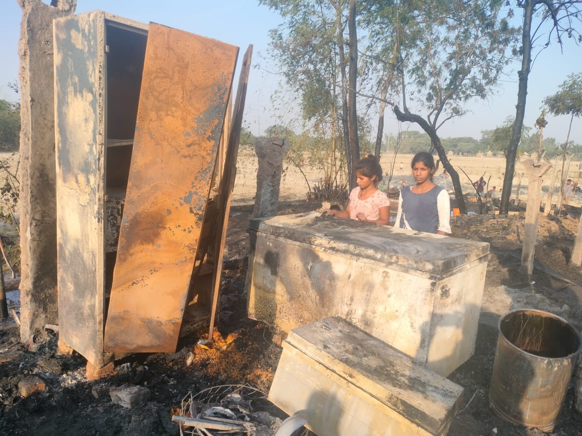 Ballia fire incident in pictures: someone is giving consolation to the crying and someone is picking rice from