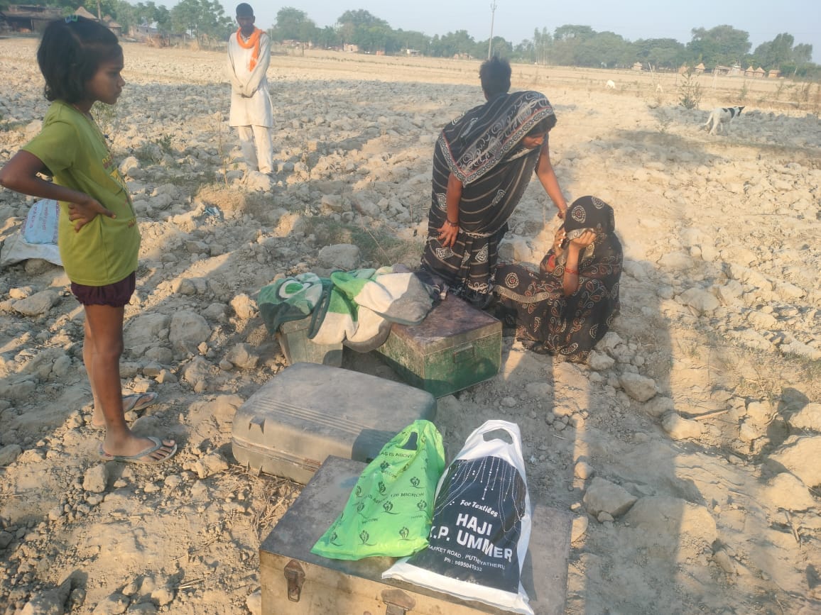 Ballia fire incident in pictures: someone is giving consolation to the crying and someone is picking rice from
