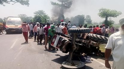 tractor divided two parts after collided with the car four people killed in accident