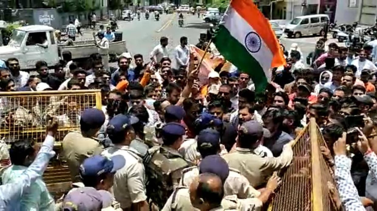Ujjain: Karni Sena's movement to remove station in-charge, hunger strike outside SP office
