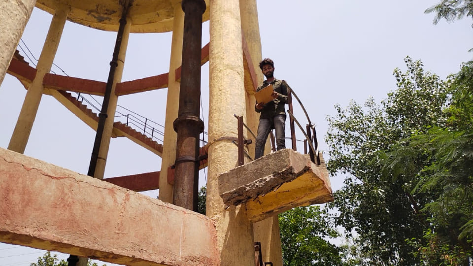 young man climbed on water tank to get his girlfriend in Agra and started threatening to kill her