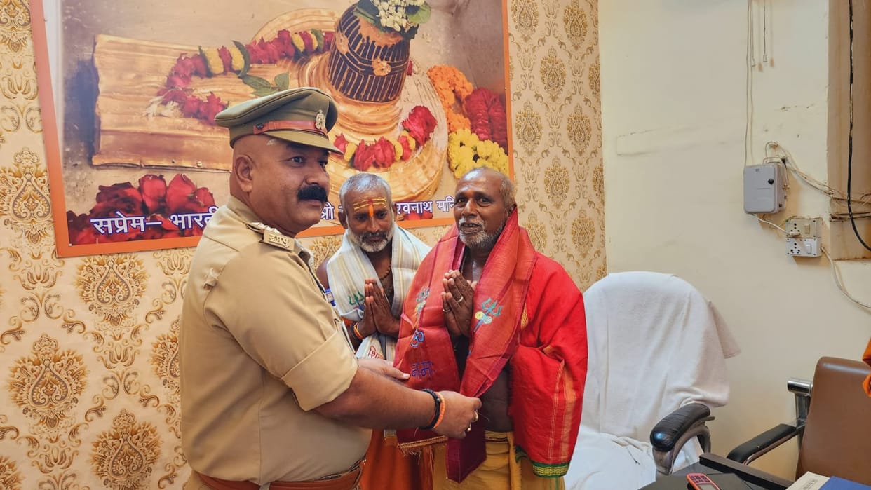 Varanasi: Visitors came from Telangana to visit Kashi after traveling 1200 km by bicycle, Varanasi police hono