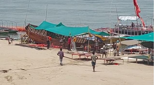 Fight and ruckus at Assi Ghat varanasi  boatmen beat up tourists video viral