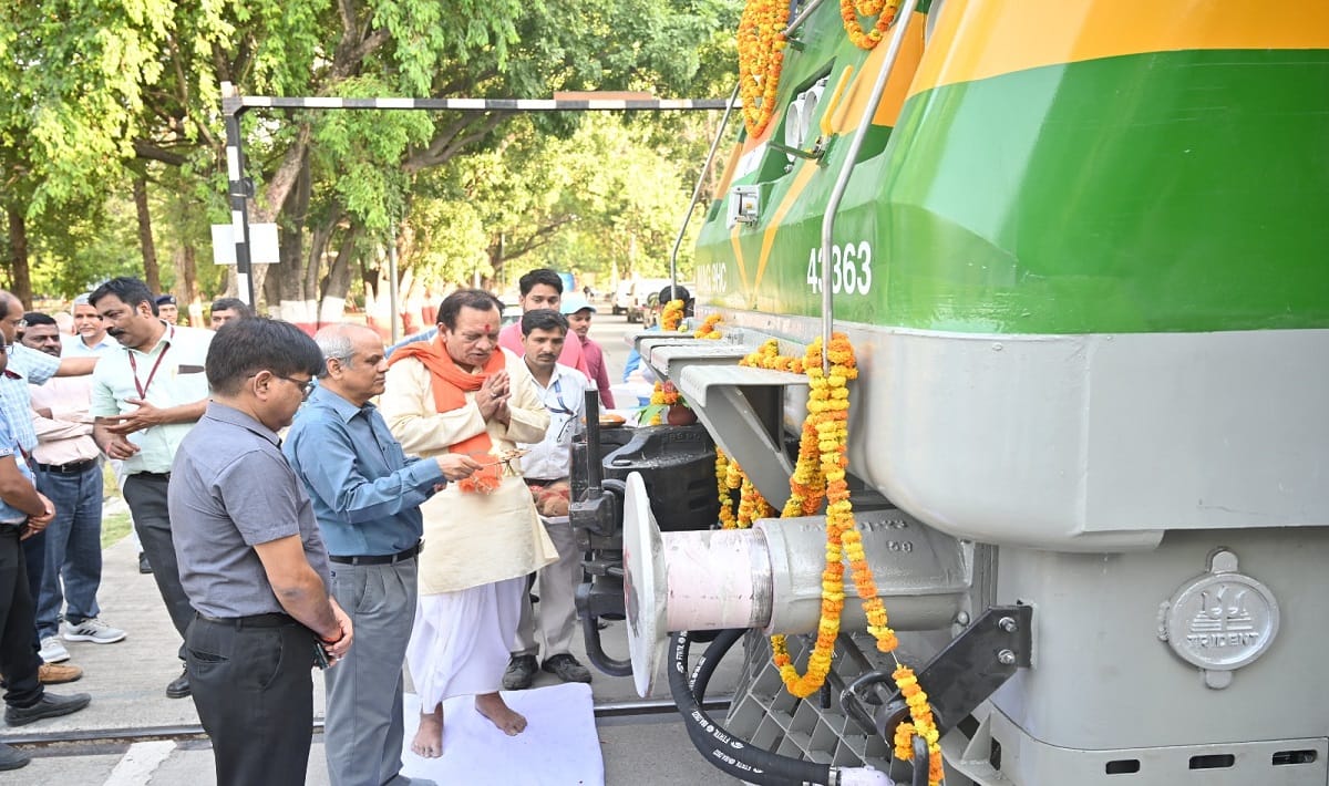 Special achievement to banaras locomotive works made 1500th electric Rail Engine