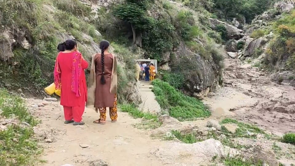 Jammu Kashmir: Road washed away due heavy rains Doda, minimum temperature two degrees in Leh