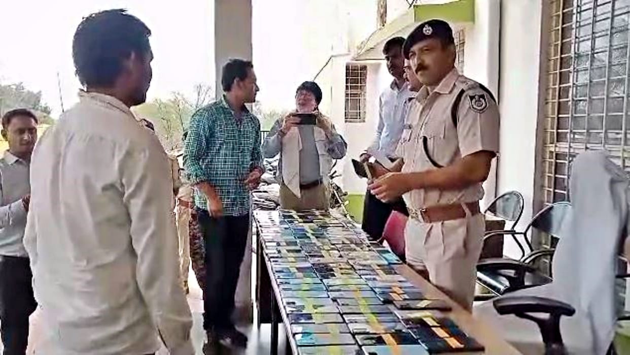 SP in Shivpuri returned 102 stolen phones to their owners