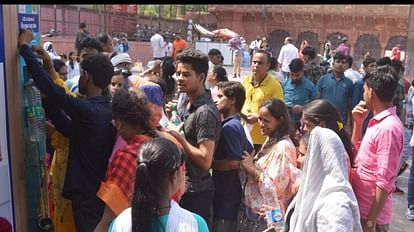 Female tourist faints in Taj due to heat queue for water