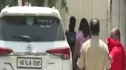 Delhi Police team reached WFI office with Sangeeta Phogat