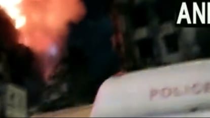 Fire breaks out in a five storey building in Mumbai Jhaveri Bazar area latest news in hindi