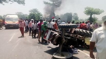 Lakhimpur Kheri road accident Two pieces of tractor collided with taxi, one part collided with bike, four died