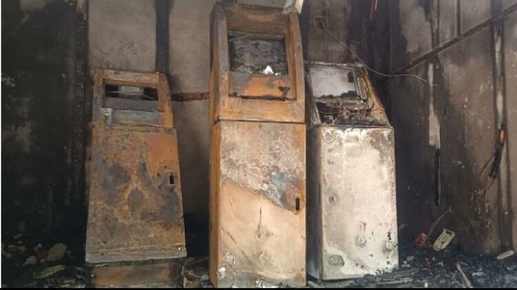 रायपुर: राजधानी के बीचो-बीच कॉप्लेक्स में लगी भीषण आग, पीएनबी बैंक, ATM समेत 5-6 दुकानें जलकर राख