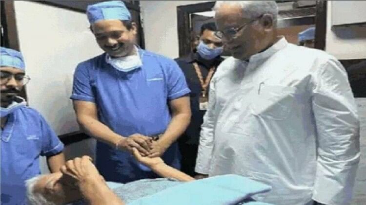 CM भूपेश के पिता हॉस्पिटल में भर्ती: टहलते वक्त गिरने से बांए पैर में फ्रैक्चर, 48 घंटे तक ऑब्जर्वेशन में