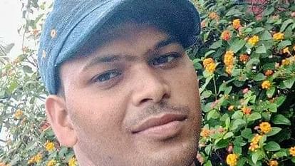 Varanasi: बाइक सवार दो सगे भाईयों को ट्रक ने मारी टक्कर, एक की मौके पर ही मौत, दूसरा घायल Varanasi: Two brothers riding a bike were hit by a truck, one died on the spot, the other injured