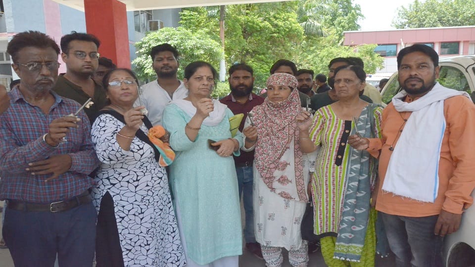 Shopkeepers arrived to hand over the keys to the city commissioner