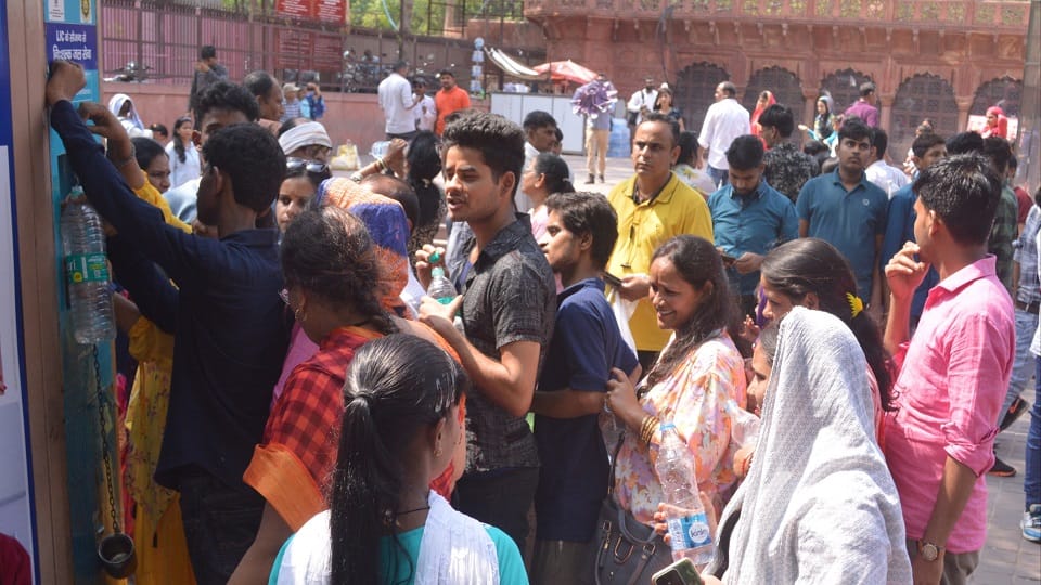 Female tourist faints in Taj due to heat queue for water