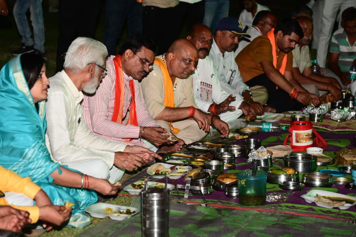 Tiffin politics in BJP: VD discussing with senior leaders over lunch, initiative to coordinate before election