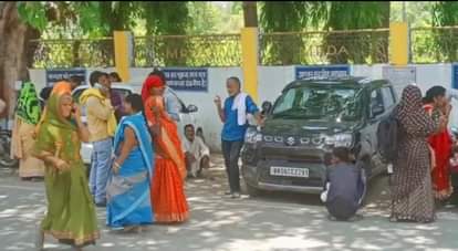 अस्पताल पहुंचे परिजन