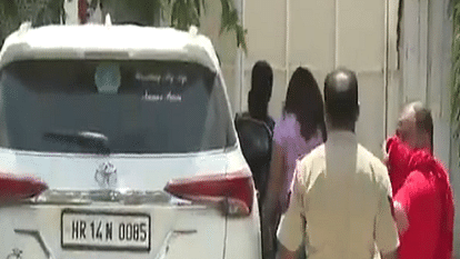 Delhi Police team reached WFI office with Sangeeta Phogat