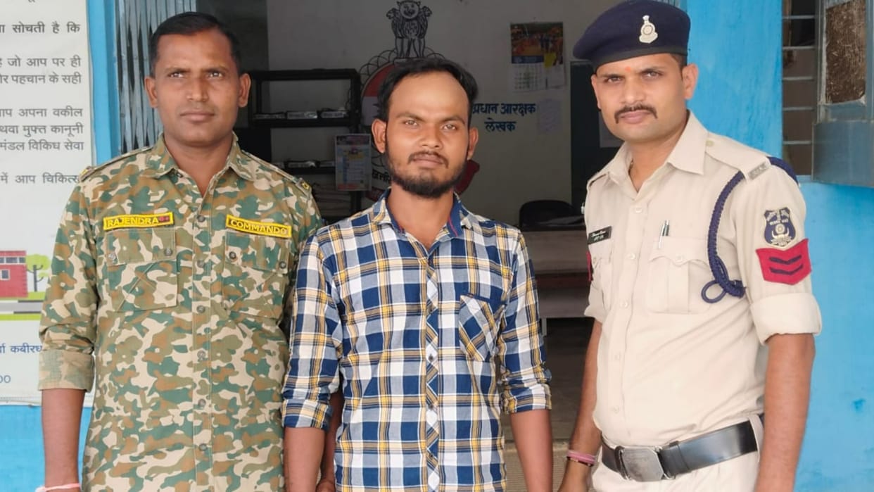 Rs 2.40 lakh transferred from friend mobile to account on pretext of talking in kabirdham