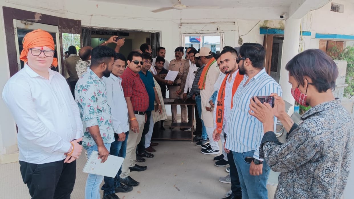 chhattisgarh BJP workers filed complaint in police station against Excise Minister Kawasi Lakhma on controvers