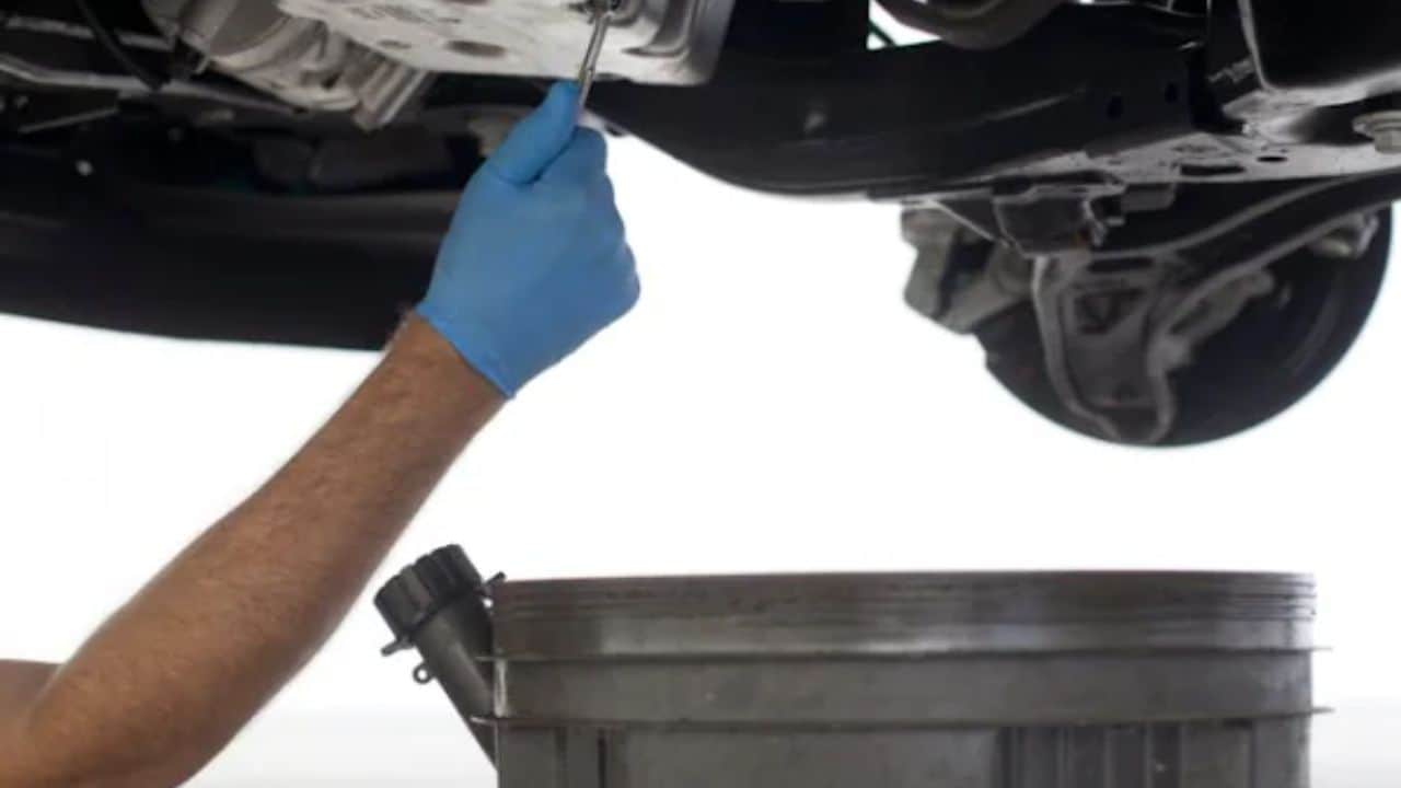 If the car gets stuck in the rain, do not do these four things, car start battery car use engine oil and coola