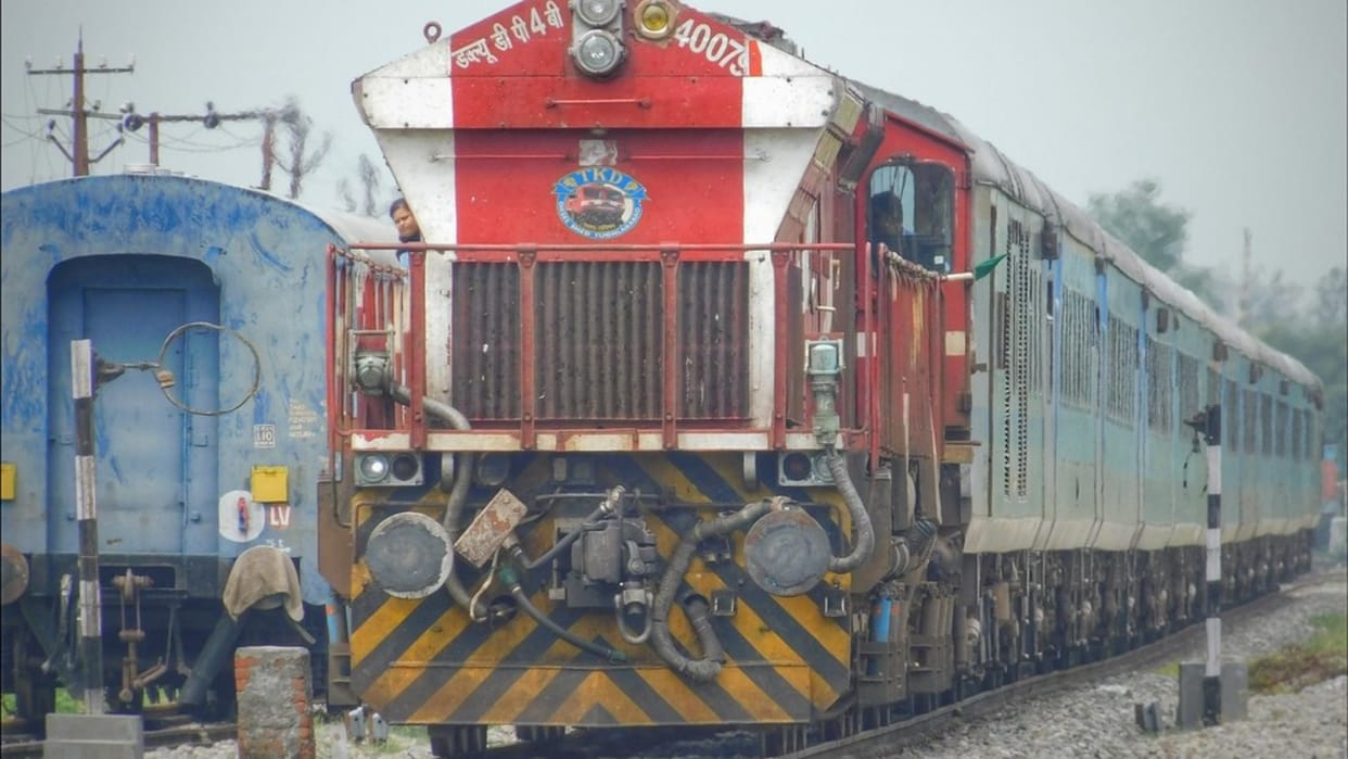 Andhra Pradesh: RPF constable saved a passenger's life whose leg got stuck between train-platform