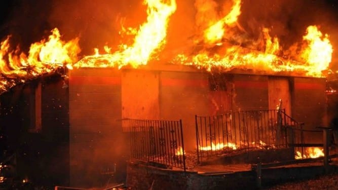 Gas tank explodes in Indore, many people engulfed in fierce fire, houses gutted