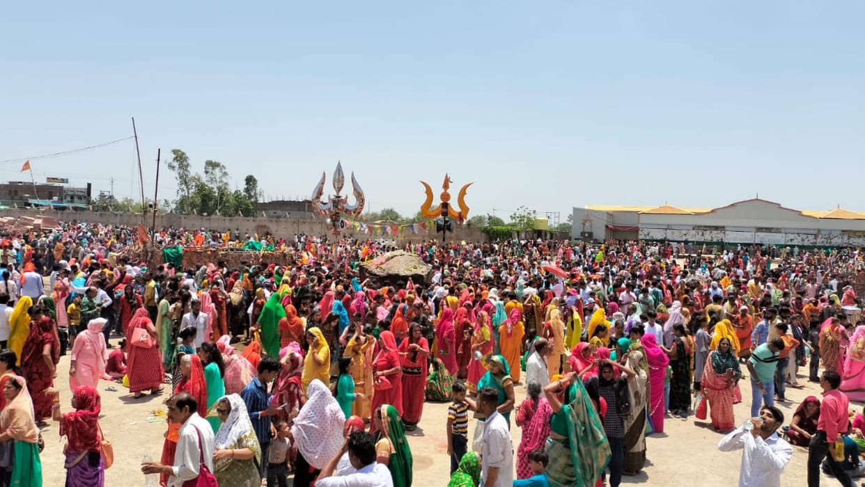 Flood of faith gathered at Kubereshwardham, three lakh devotees arrived, distributed one lakh Rudraksh
