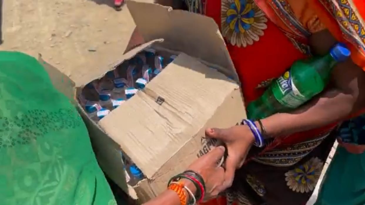 Etah What did the police do with liquor worth Rs 2 lakh people kept watching