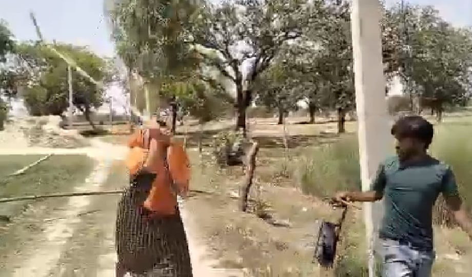 Angry over disconnection of electricity connection in arrears, woman ran and beat up the lineman, video viral