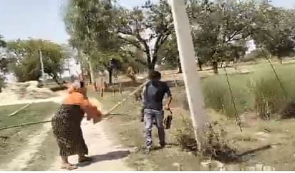 Angry over disconnection of electricity connection in arrears, woman ran and beat up the lineman, video viral