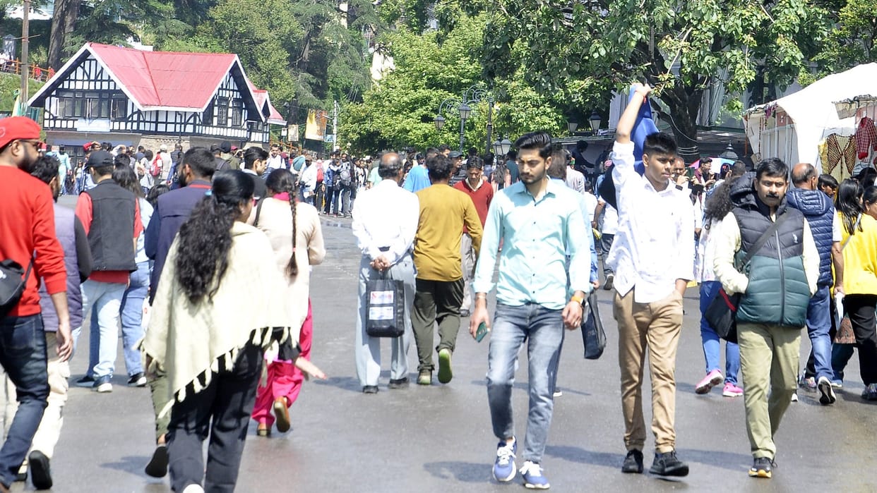 Tourist in Shimla: 40 percent advance hotel bookinh in shimla for weekend