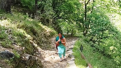 Himachal Kullu News: woman walk 22 kilometers with four month sick child to reach hospital