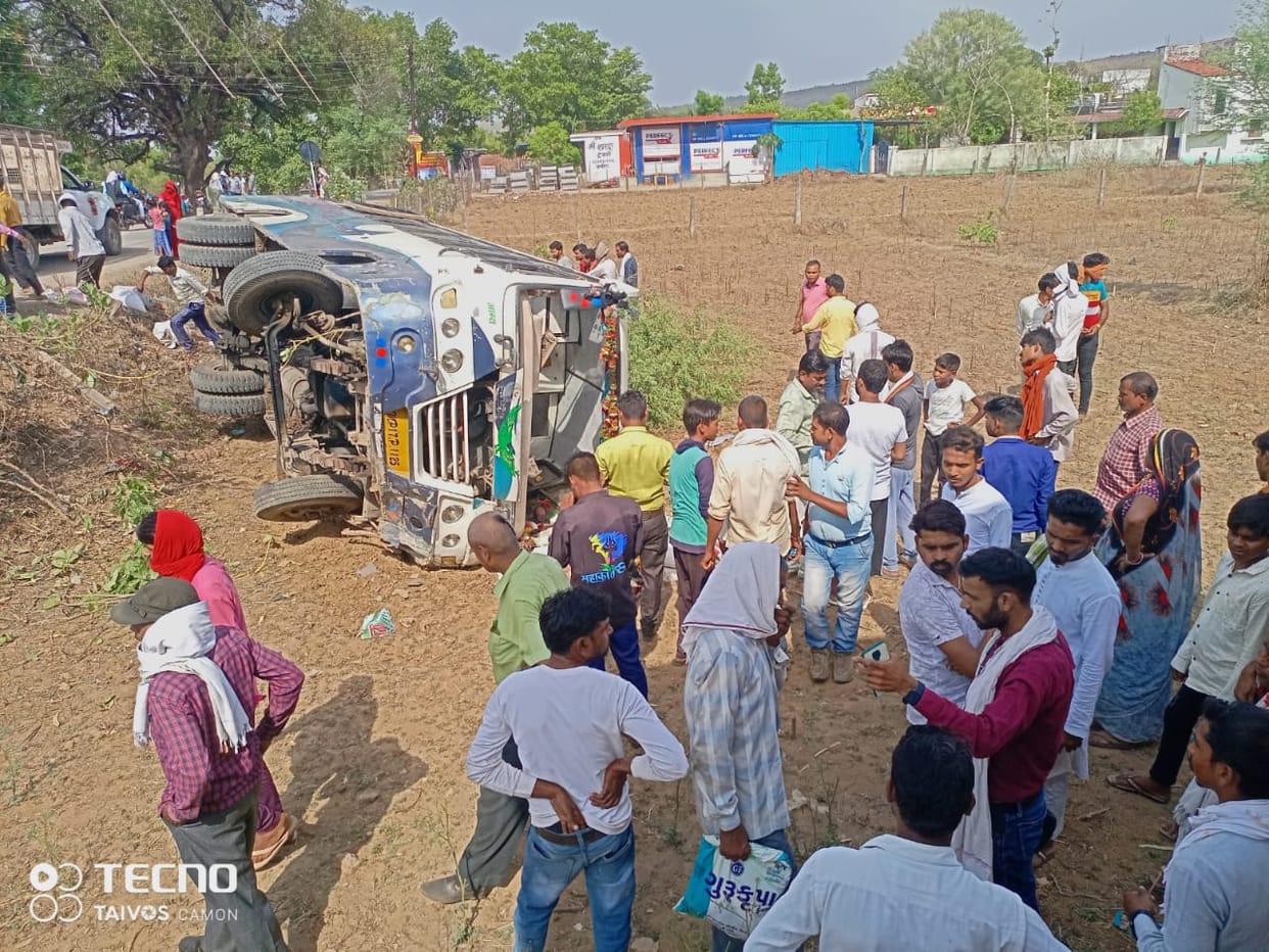 Sidhi Accident: The bus going from sidhi to daga lost control and overturned, 14 passengers seriously injured