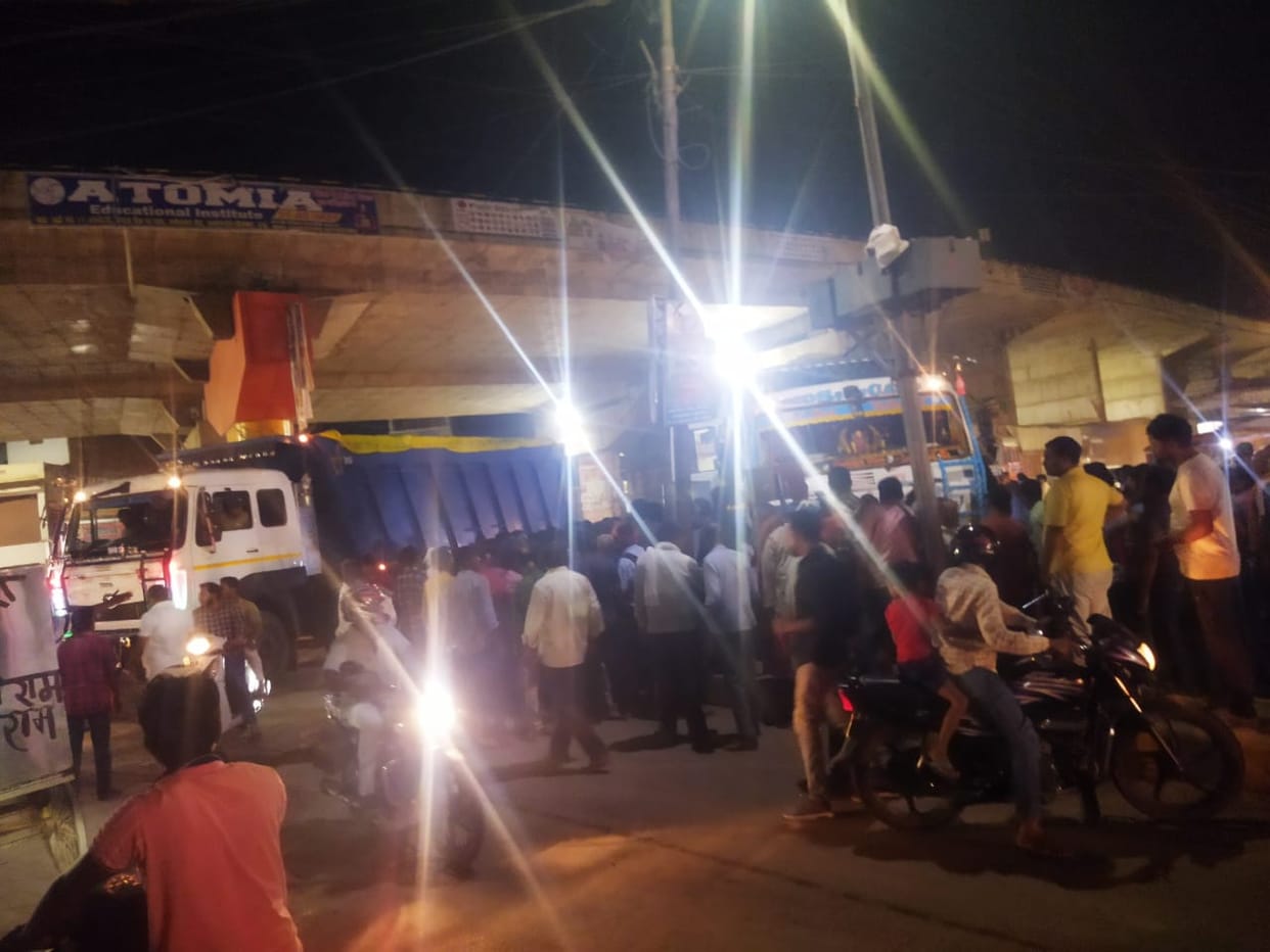 Bike rider injured after hit by speeding dumper in sonbhadra angry people jammed