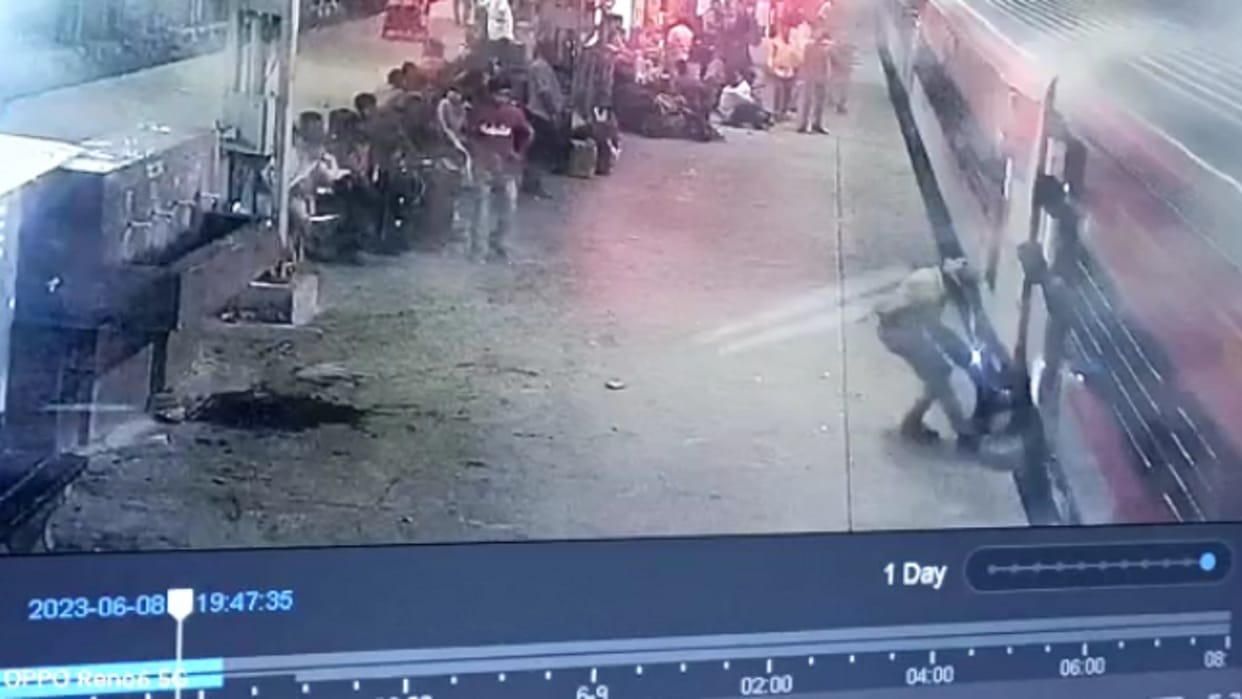 Woman's leg slipped while getting off the moving train at the station, constable saved her life