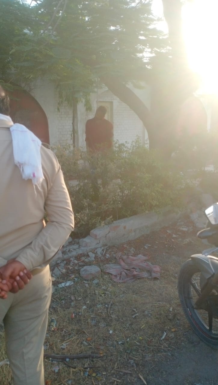 Dead body of a young man found hanging from a tree along the highway in Chandauli, family members arrived cryi