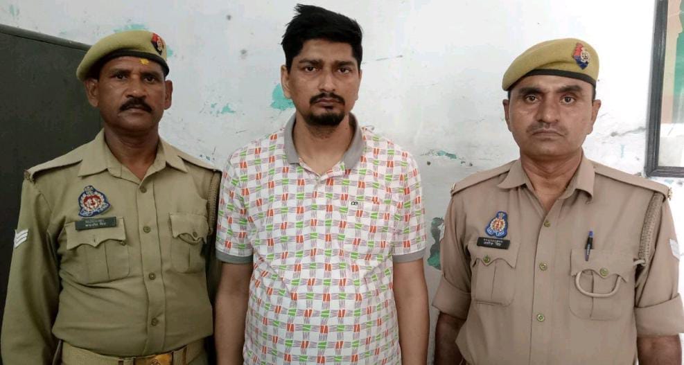 One arrested in connection with  robbery of 1.40 crores from Gujarat firm in varanasi