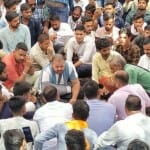 भूख हड़ताल पर बैठे करणी सेना के कार्यकर्ता