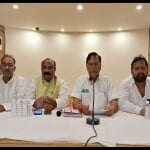होटल मिलन में व्यापारियों के साथ बैठक करते व्यापारी नेता बनवारीलाल कंछल।