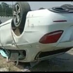 हादसे के बार पलटी कार