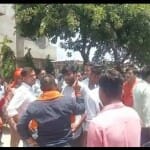 हिंदूवादी संगठनों के कार्यकर्ताओं ने किया हंगामा